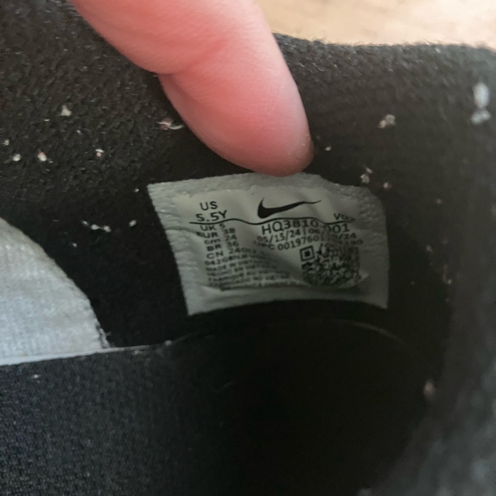Nike Men's Black and White Sneakers - Picture 6 of 6